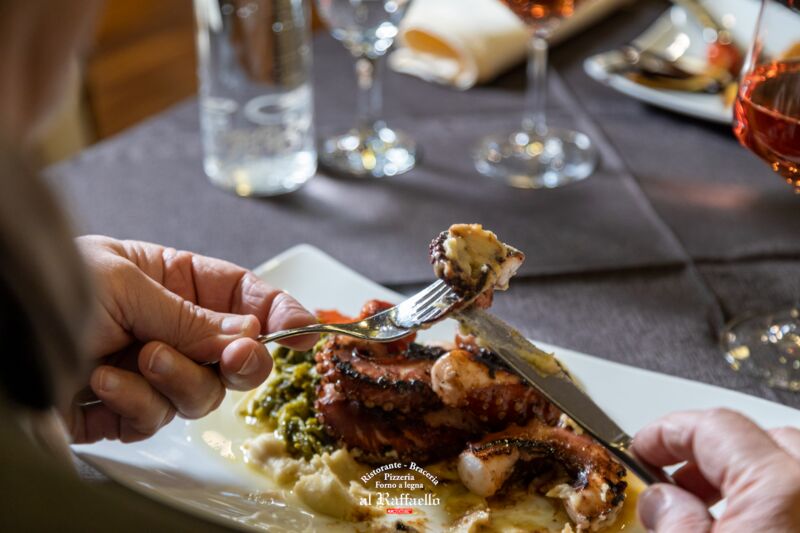 Secondo piatto di Mare: Polpo alla brace su letto di purea fave e rape stufate