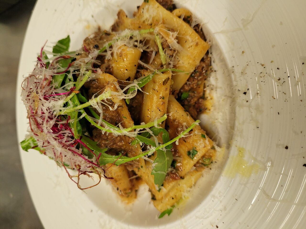 Paccherie geschwenkt in leckerer Hirsch-Bolognese, verfeinert mit Preiselbeeren 