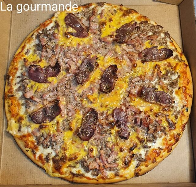 Base tomate, mozza, viande hachée, lardons, cheddar, magret de canard, origan