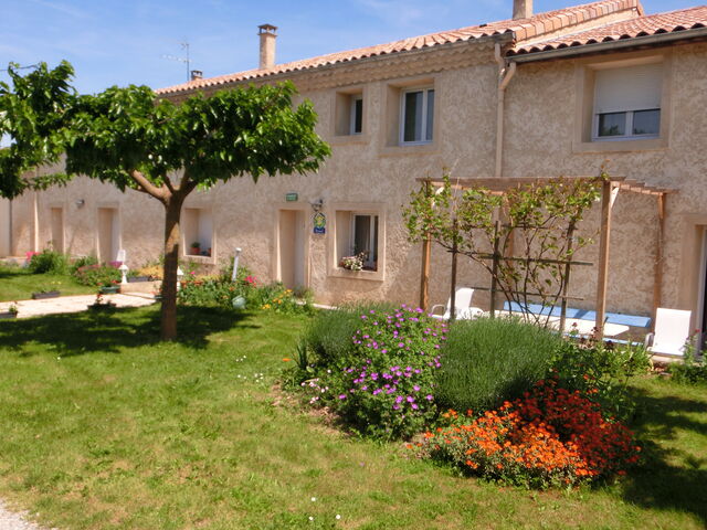 Entrée des chambres d'hôtes côté jardin