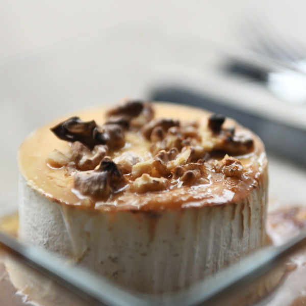 Queijo chèvre no forno com nozes e mel.