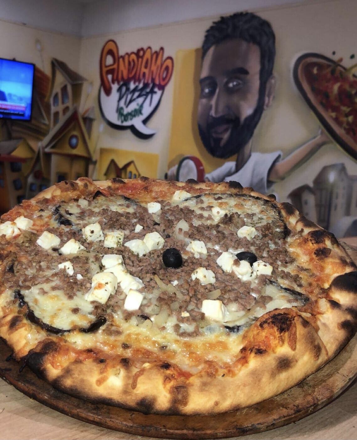 Grecque: Base tomate, emmental, mozza, aubergine, oignons , viande hachée, et fêta