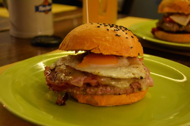 Edo's Burger di manzo con pane rosso al peperoncino