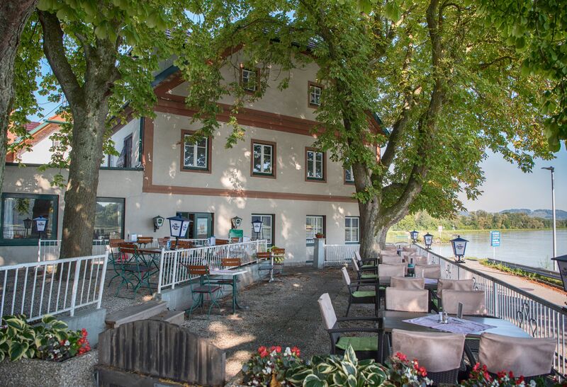 Gastgarten mit Naturschatten. Platz für ca. 60 Personen 