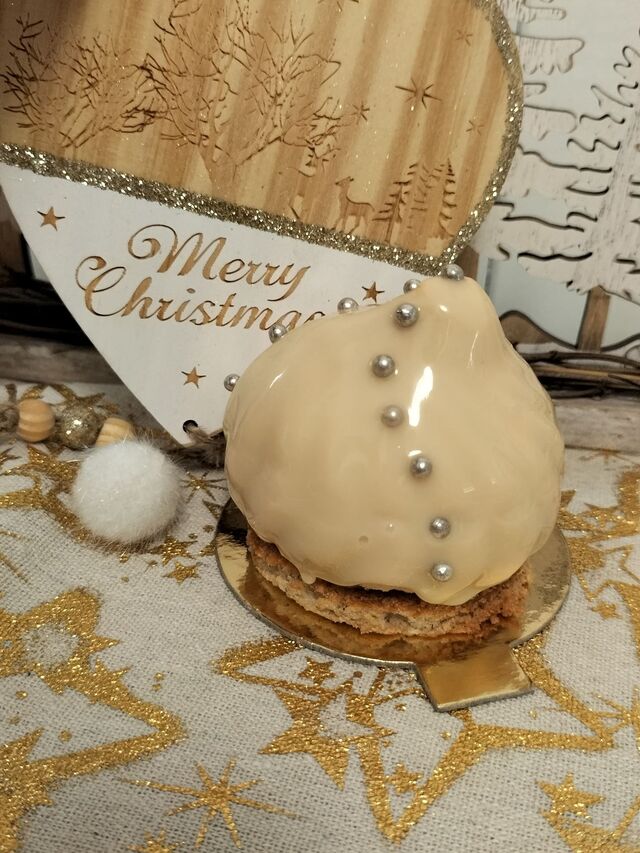 L'exotique : à 4,50€ Un de nos 4 desserts de Noel. Mousse de caramel, cœur ananas vanille et biscuit moelleux à la coco. 