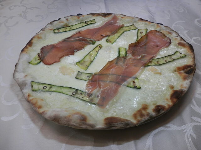 Pizza Burrata, zucchine e speck