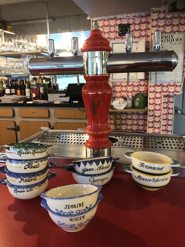 Côté terrasse, vous pourrez apprécier un moment de détente au calme à l'ombre d'un parasol!