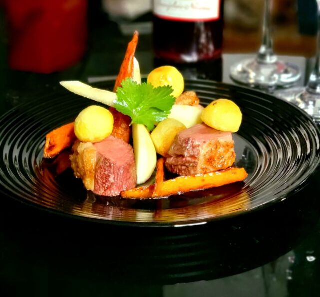 Magret de canard accompagné de lamelles de carottes poire et pomme de terre noisette sauté.
