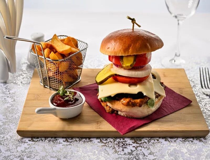 Burger Anton (180g) frytki, sosy Burger Anton 180g, fries, sauces Alergeny (1,3,6,7,9) 39 zł
