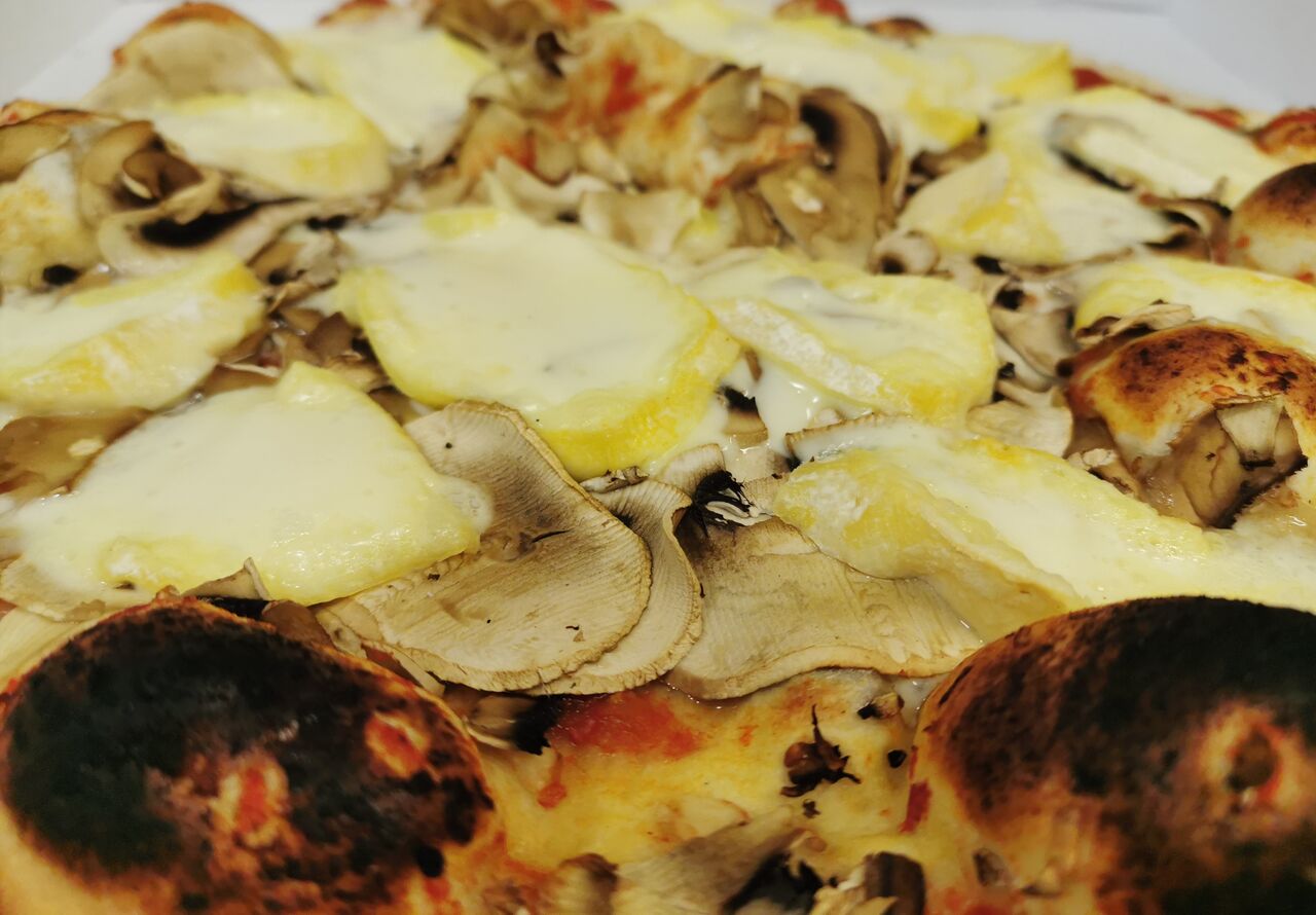 Forestière : Sauce tomate, champignons, reblochon. 