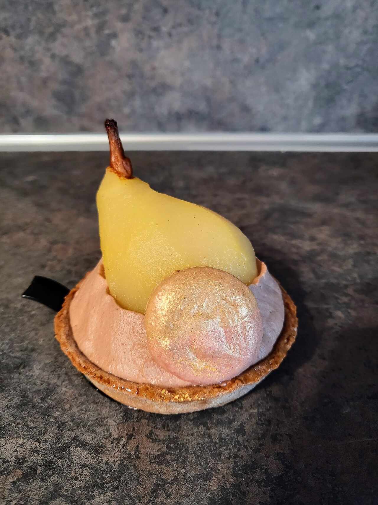 Tartelette individuel pâte sablée , crème pâtissière ,poire cuite au vin blanc cannelle et ganache montée chocolat noir 