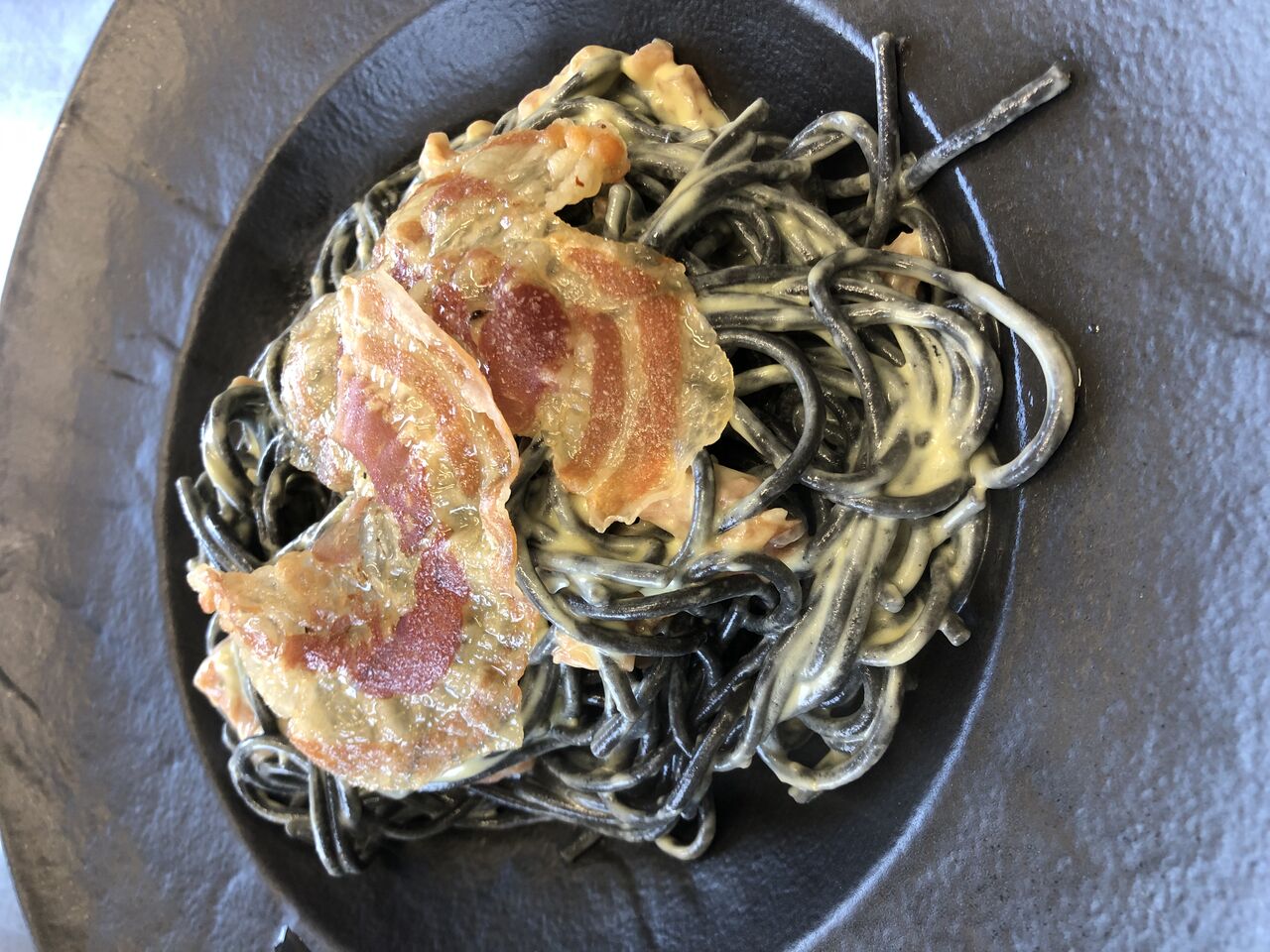 Spaghetti Pantarei al nero di seppia con salmone fume’ salsa di avocado e pancetta 