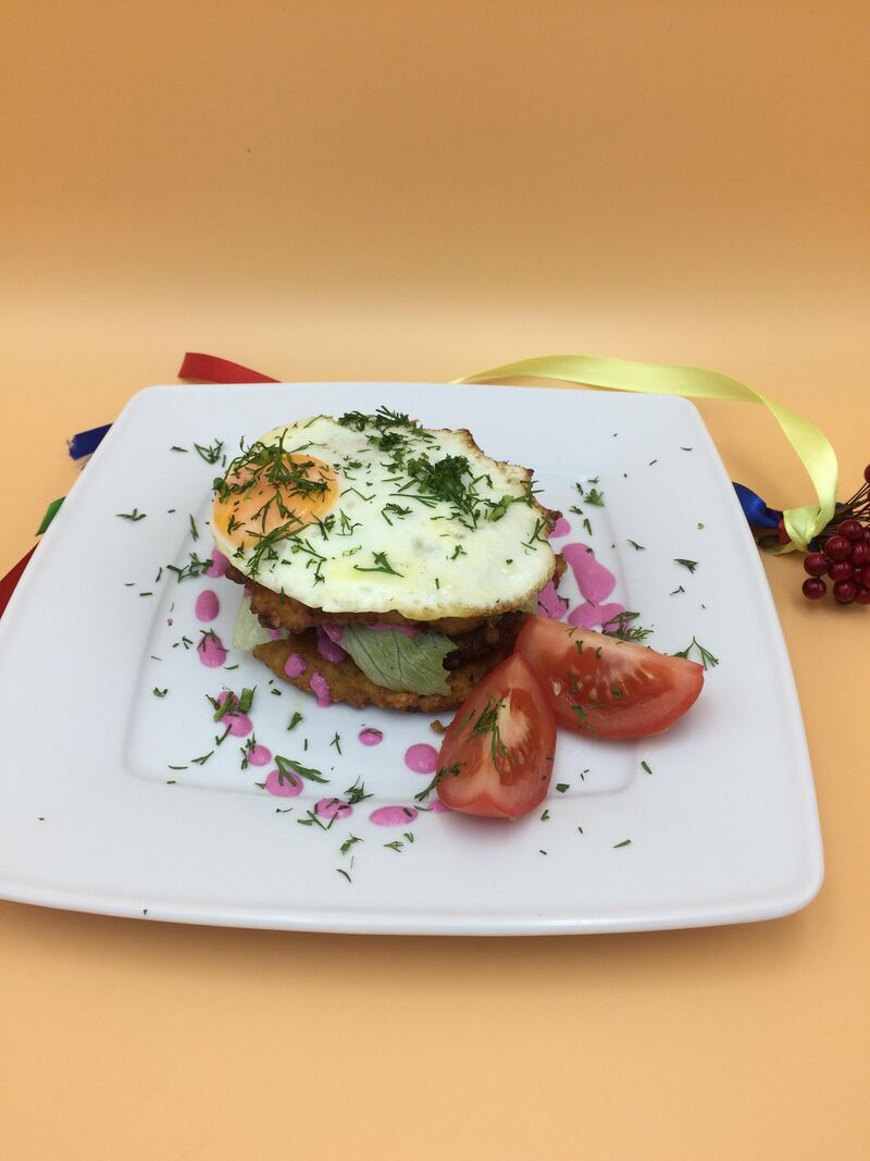 Niedźwiedzia góra - sznycel na plackach ziemniaczanych z jajkiem sadzonym