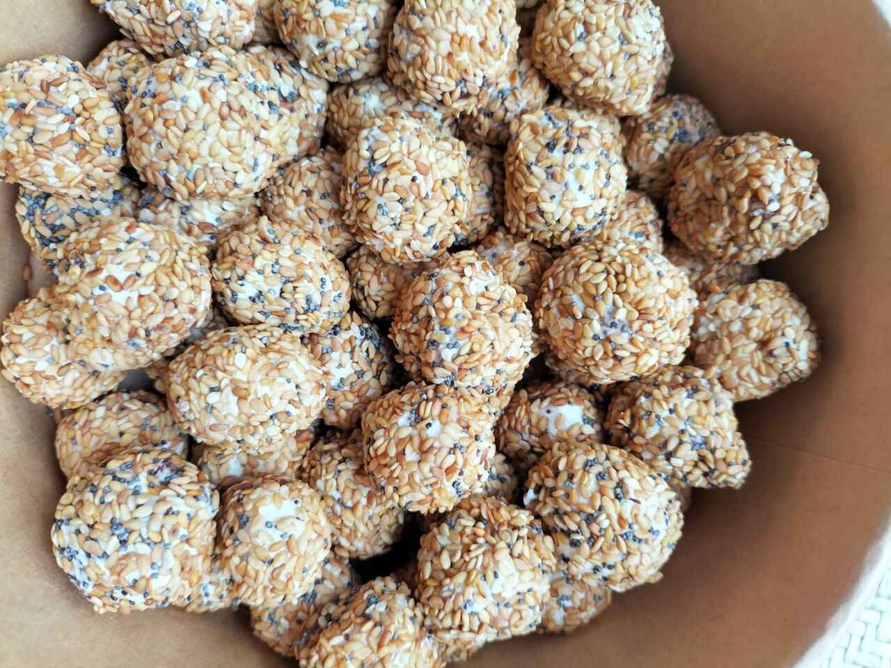 Les bonbons chèvre aux fruits secs enrobés de sesame