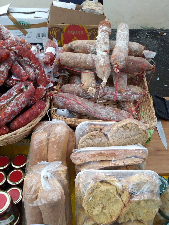 SOPPRESSATA ROSE' DOLCE E PICCANTE A PUNTA DI COLTELLO A 18,00 AL KILO
FRISELLE ARTIGIANALI TAGLIATE A SPAGO EURO 4,00