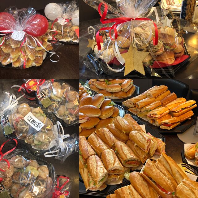 schalen met mini-broodjes