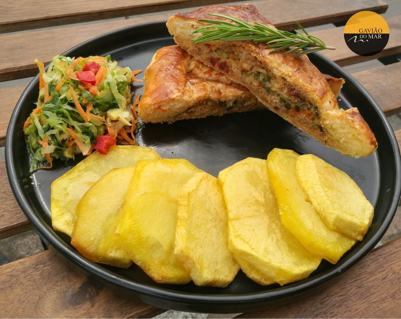 Estaladiço folhado de caça com legumes salteados e batatas crocantes, uma fusão de sabores inigualável 