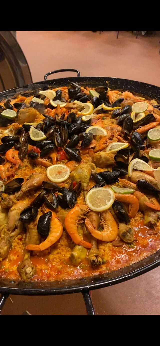 La paêlla : votre choix préféré de quoi réveiller vos papilles... ( peut- être préparée sur place )