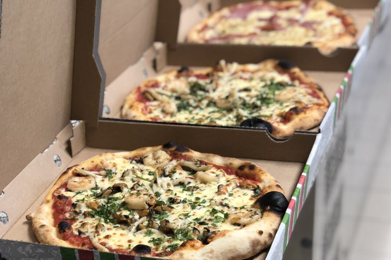 Découvrez l'ensemble de nos plats ainsi que notre choix de pizzas maison sur place ou a emporter...