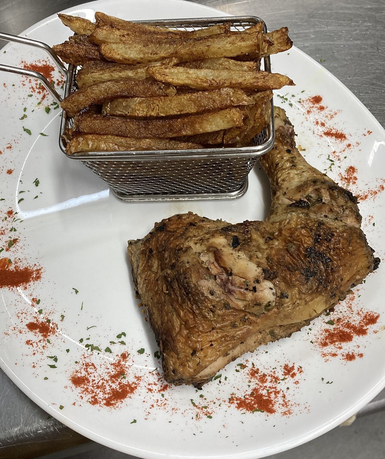 Cuisse de poulet boucané et frite maison