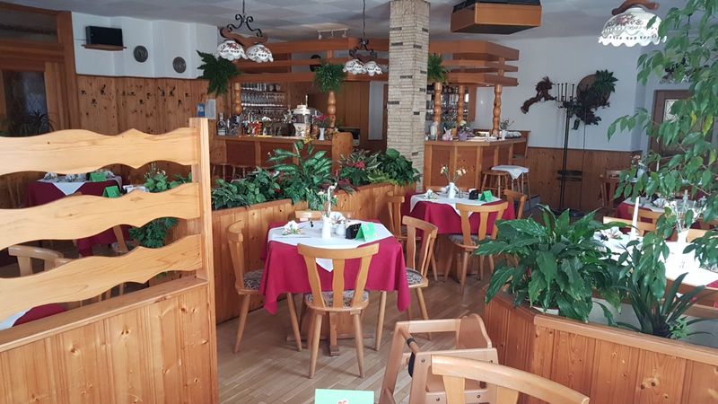 Wir empfehlen ab einer Zahl von mehr als 4 Personen grundsätzlich eine vorherige Reservierung.