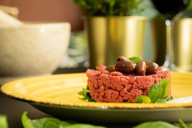 Tartare di manzo con un letto di misticanza.