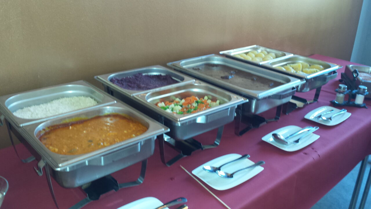 Warme Speisen nach Ihren Wünschen
z.B. Rinderrouladen mit Rotkohl, Klößen, Kartoffeln
mediterane Hähnchenbrust mit Reis