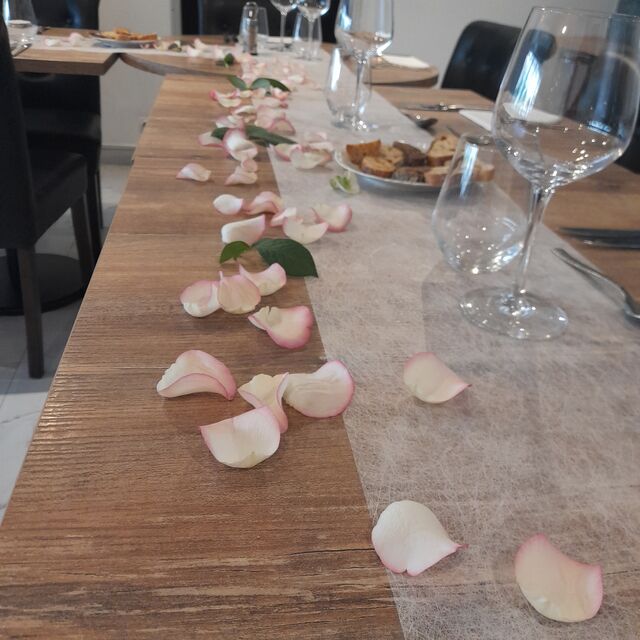 Déco de table avec des pétales de roses