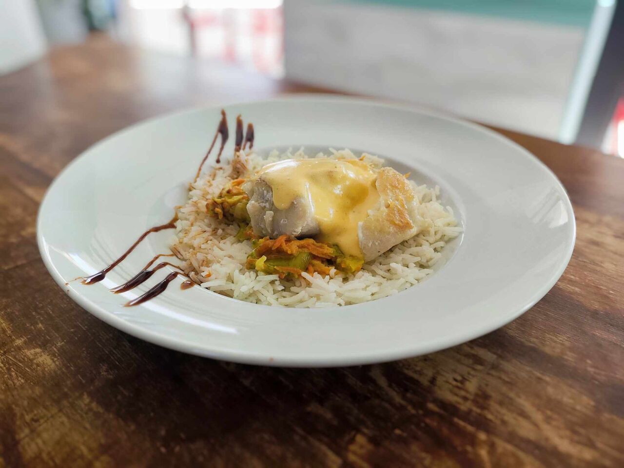 Dos de lieu noir, sauce hollandaise/riz et julienne de légumes