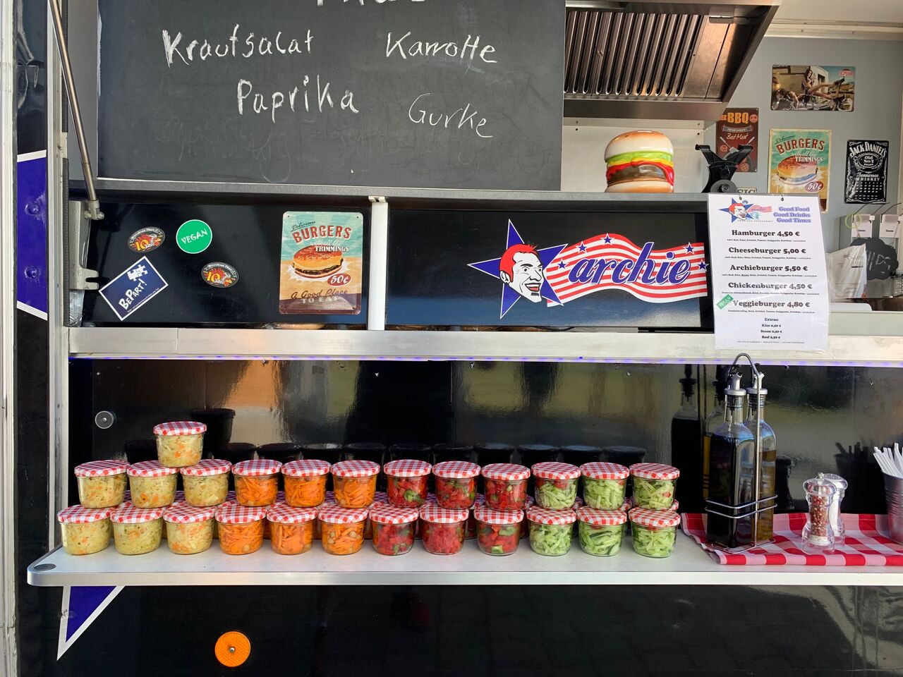 Salattheke mit Krautsalat, Paprikasalat, Gurkensalat, Karottensalat