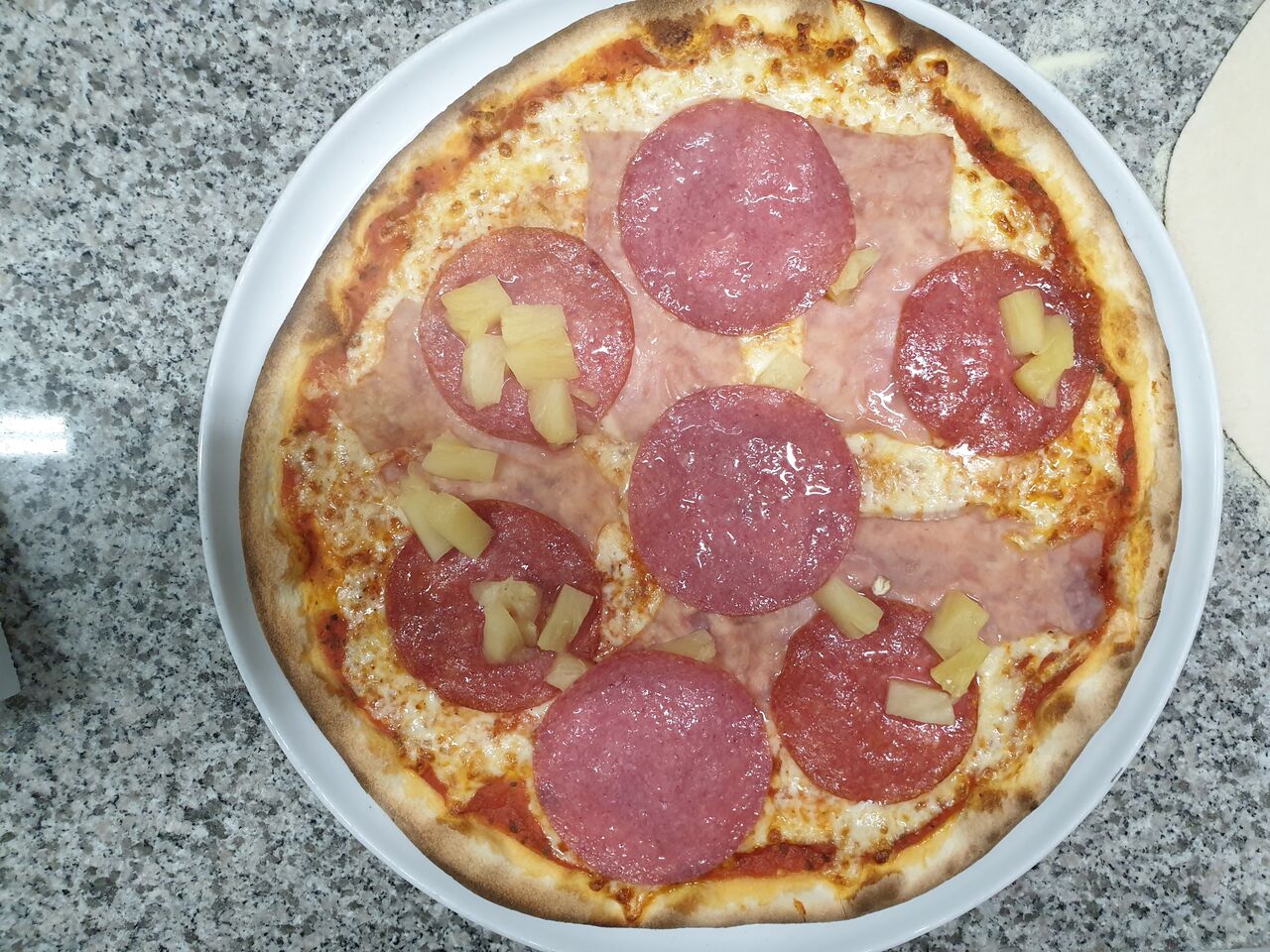 Pizza Hawaï met salami