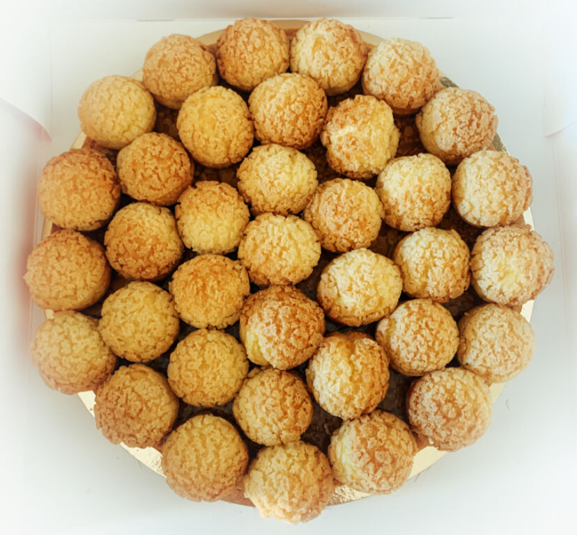 • CHOUX À LA CRÈME •
Choux à la crème de votre choix (vanille, chocolat, café…) avec craquelin.