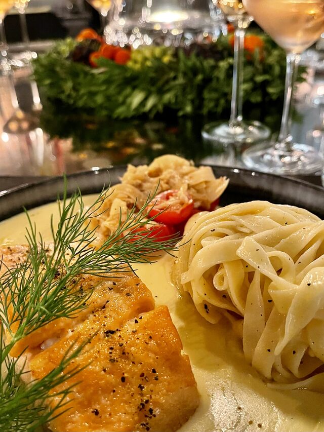 Butterzartes Lachsfilet in Hummersauce, Fenchelgemüse und Nudelnest