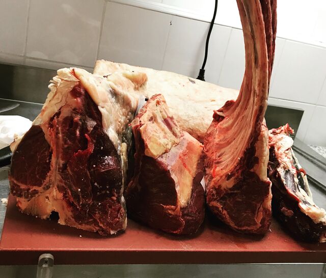 Ampia scelta di fiorentine , costate e tomahawk con Frollature da 30 a 120 giorni