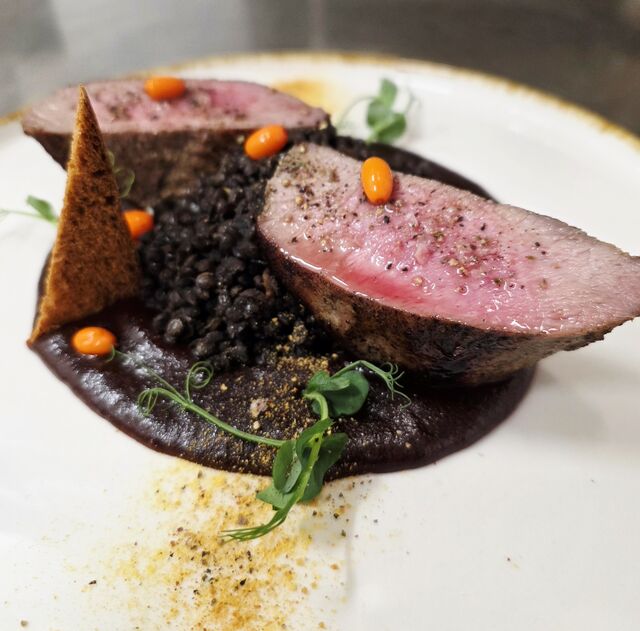 Kančí hřbet, švestková omáčka, čočka Beluga