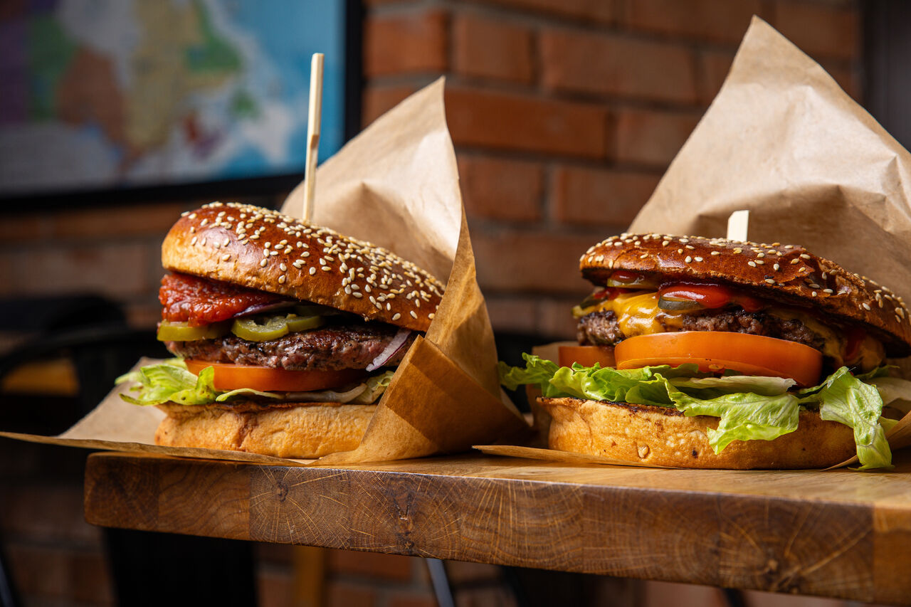 Odkryj sekret kanadyjskich burgerów w Antler. | Uncover the secret of Canadian burgers at Antler.