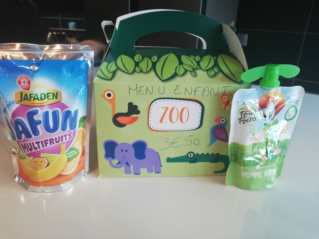 Nos menu enfants au prix de 3.50 euros. Avec une boisson, un hamburger ou nuggest, frite, une compote ou un yaourt à boire. 