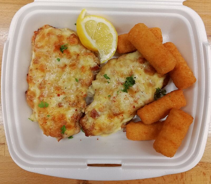 Schweinesteak mit Würzfleisch und Käse überbacken dazu Kartoffelkroketten As
