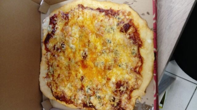 pizza maison (la totale) = chorizo, lardon, jambon, bleu d'auvergne, chistera, emmental râpé