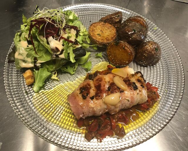 Dos de cabillaud lardé à l'espagnole sur compotée de poivrons et patates sautées