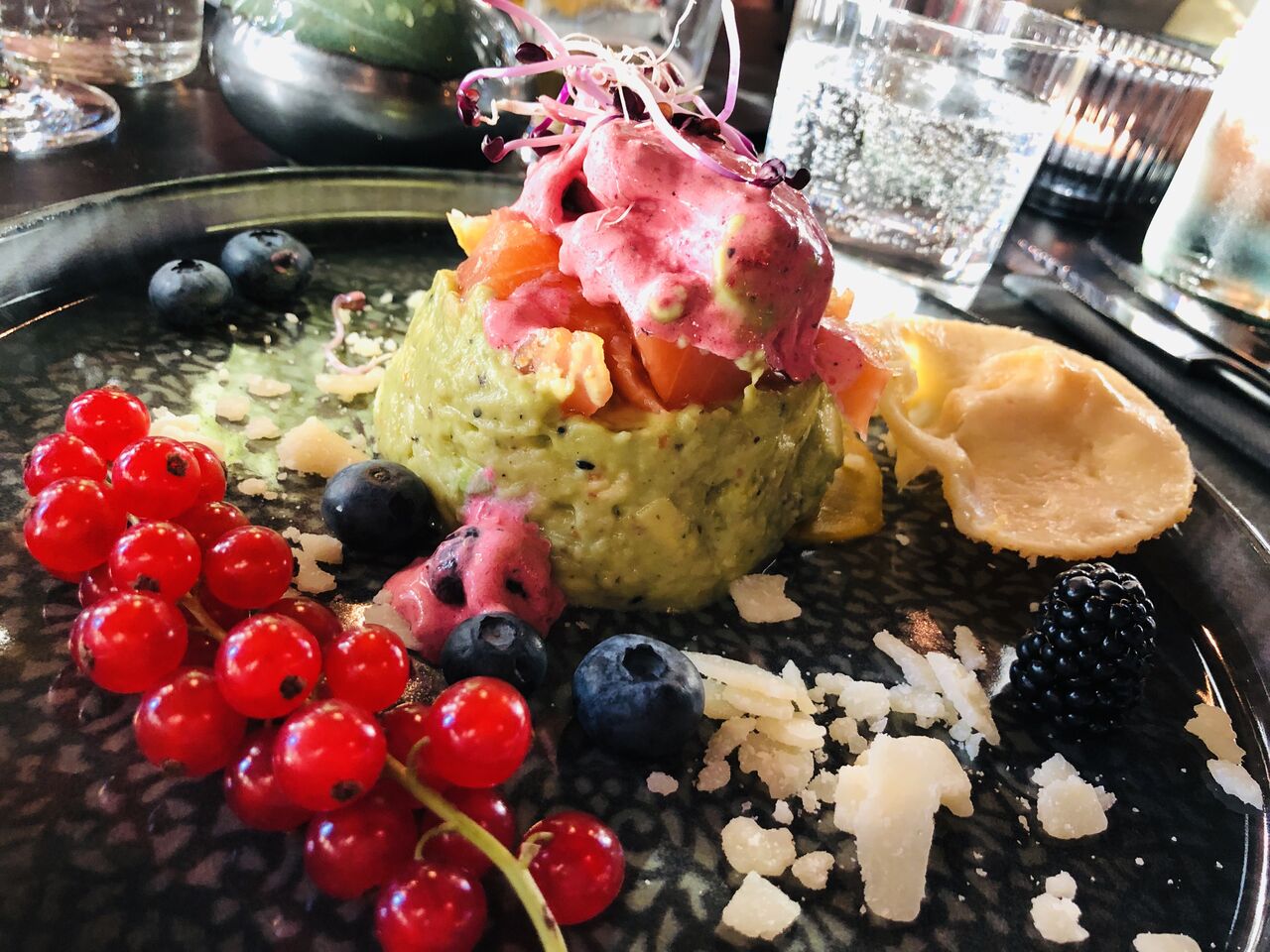 Avocado-Tatar mit Räucherlachs - in einer Variation mit heimischen Beeren