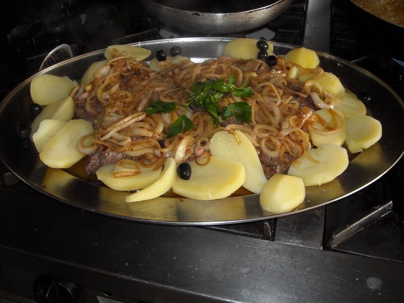 NACOS DE LOMBO DE VACA COM CEBOLADA