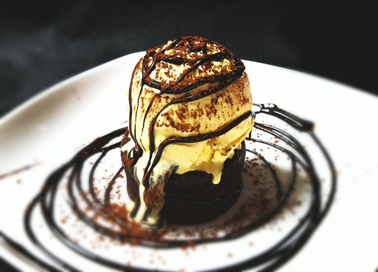 Esponjoso Coulant de chocolate calentito, chocolate extra negro y helado de vainilla bourbón