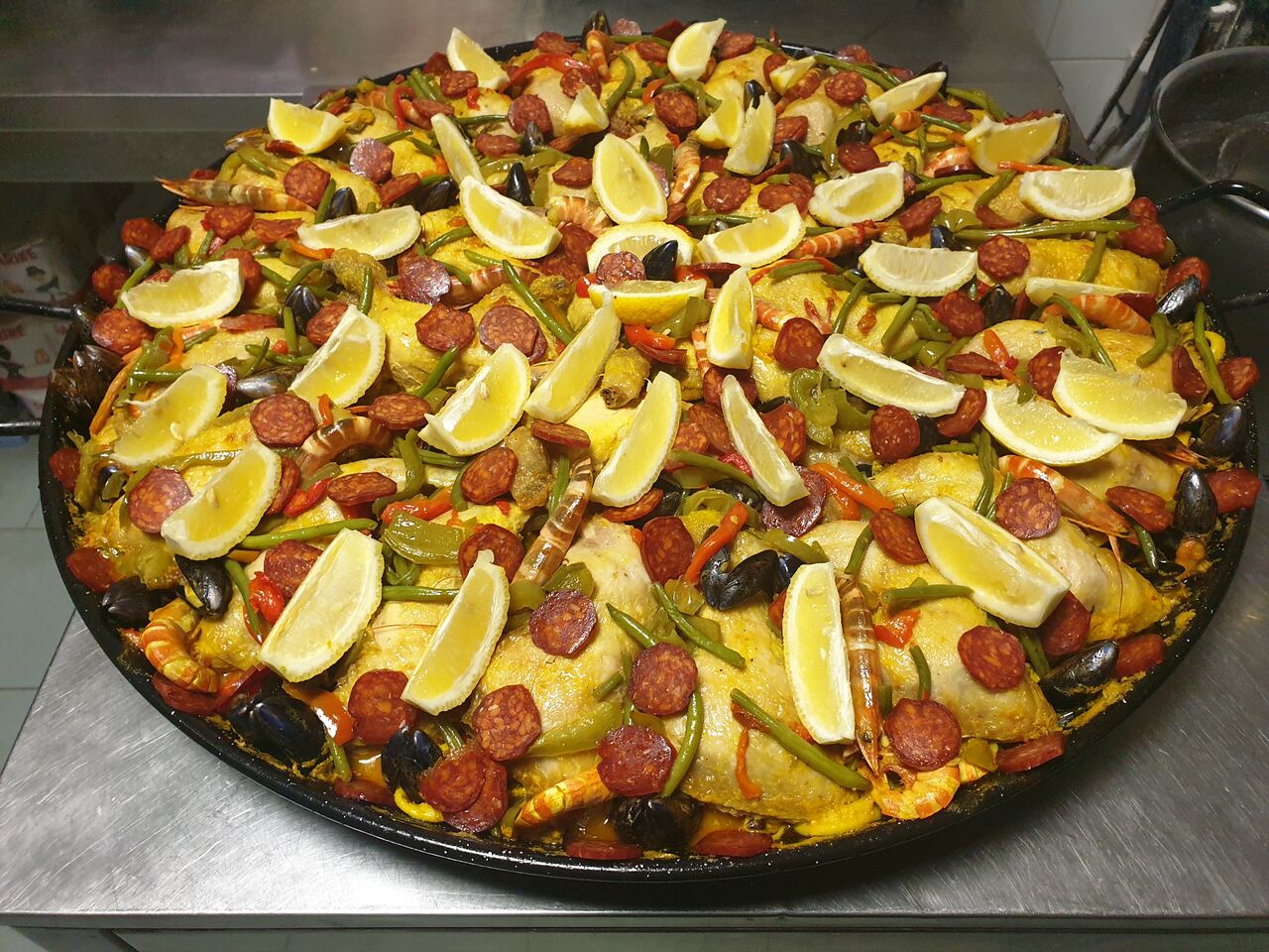 Paella pour 30 personnes avec chorizos en suplement (offert)