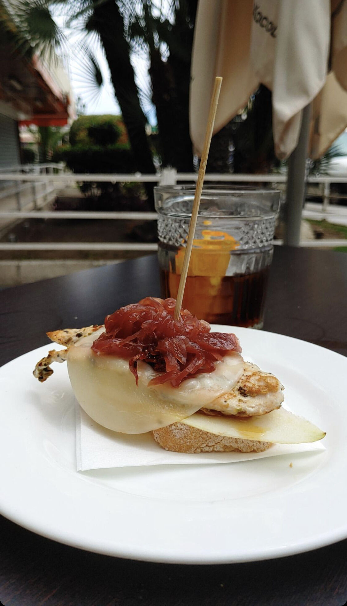 Mini tosta de pollo, provolone y pera / Chicken, provolone cheese and pear mini toast