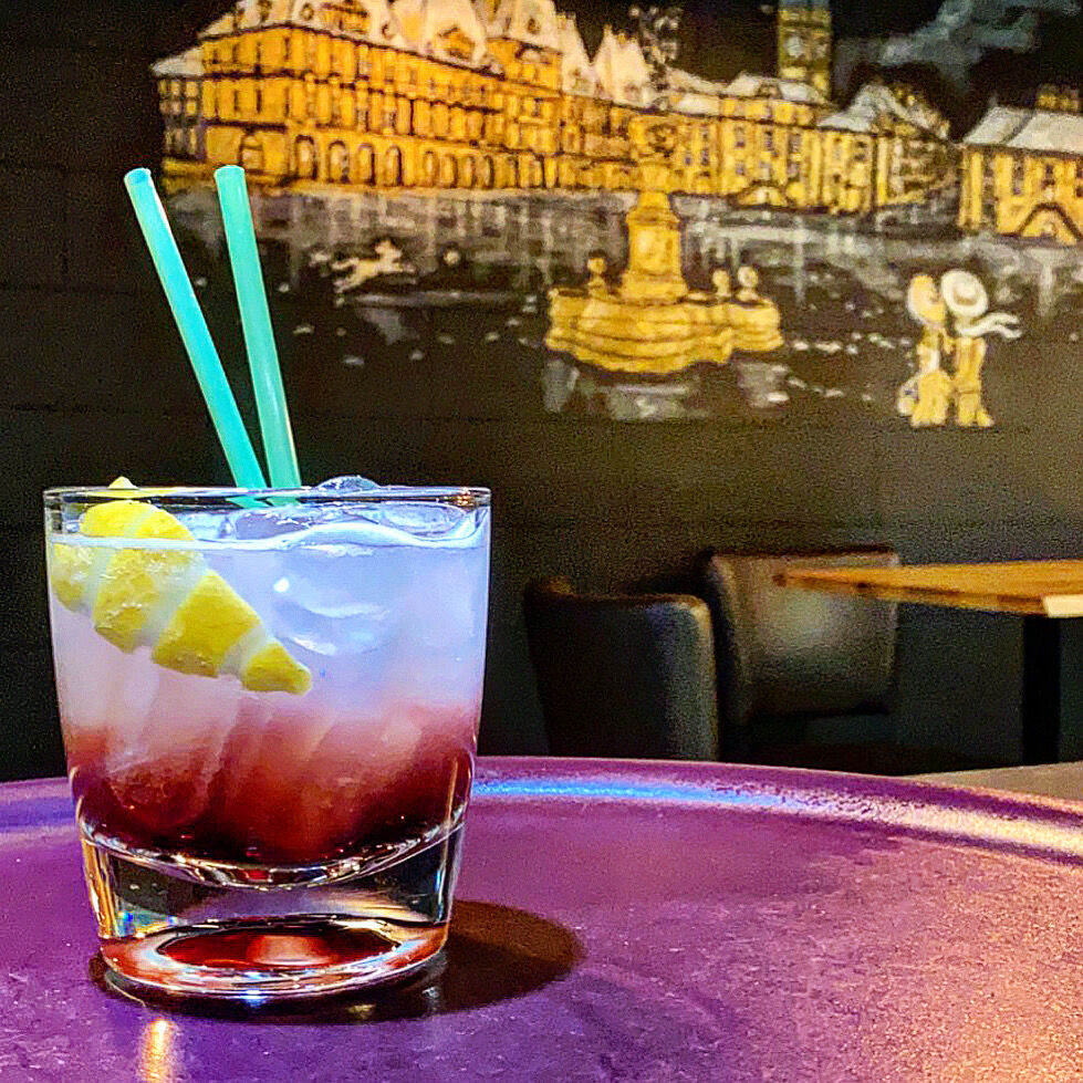 Bramble :
Un cocktail frais et sucré à base de Gin, Jus de citron jaune et Crème de mûre.