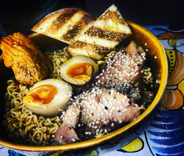 Ramen con pancetta marinata in salsa miso e fiore di zucca fritto