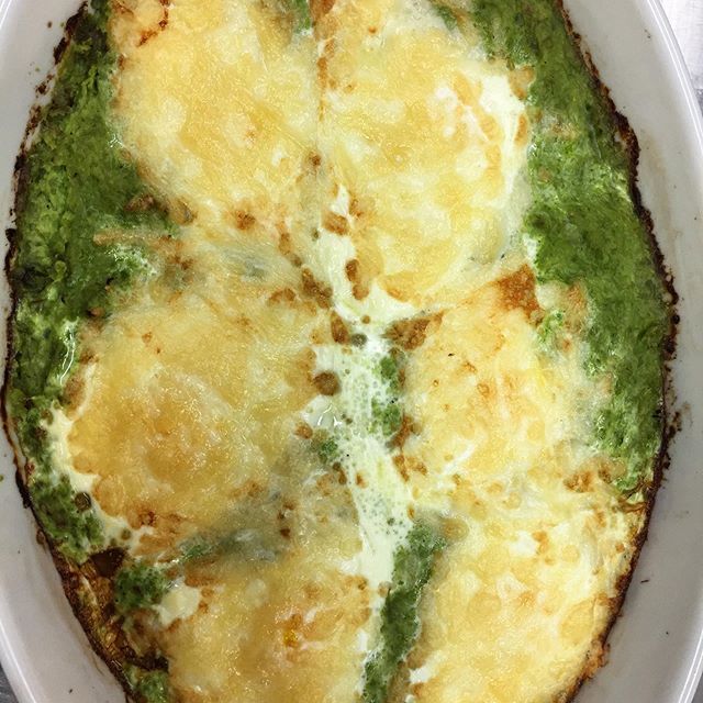 uova su prato, un letto di crema di fagiolini e piselli, uova e scamorza, tutto cotto al forno