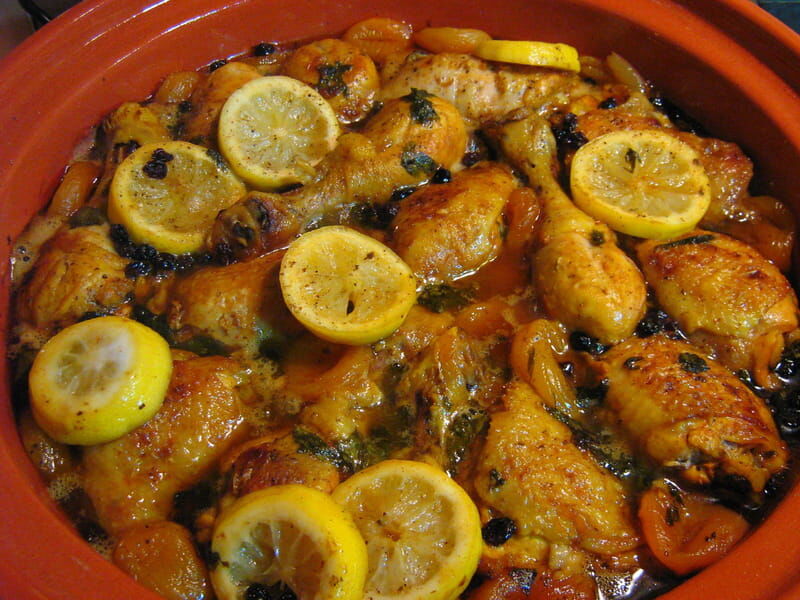 TAJINE DE POULET AU CITRON CONFIT
PRUNEAUX - ABRICOTS ' ET OLIVES