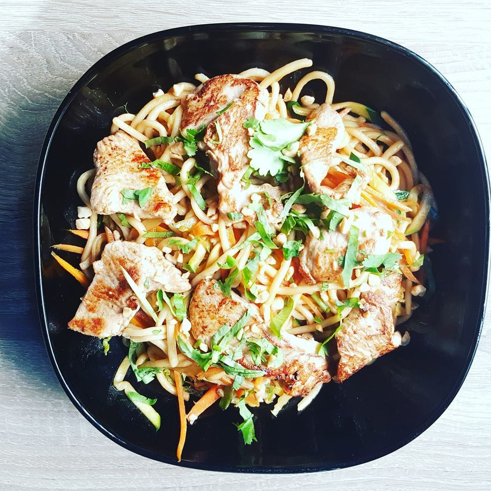 Idée plat du jour : wok de poulet, nouilles et légumes frais croquants